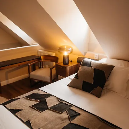 Castle Hill Hotel *